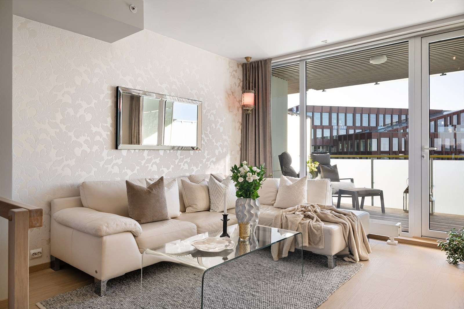 Nydelig stue med store vinduer og overbygget balkong mot vest Galleribilde