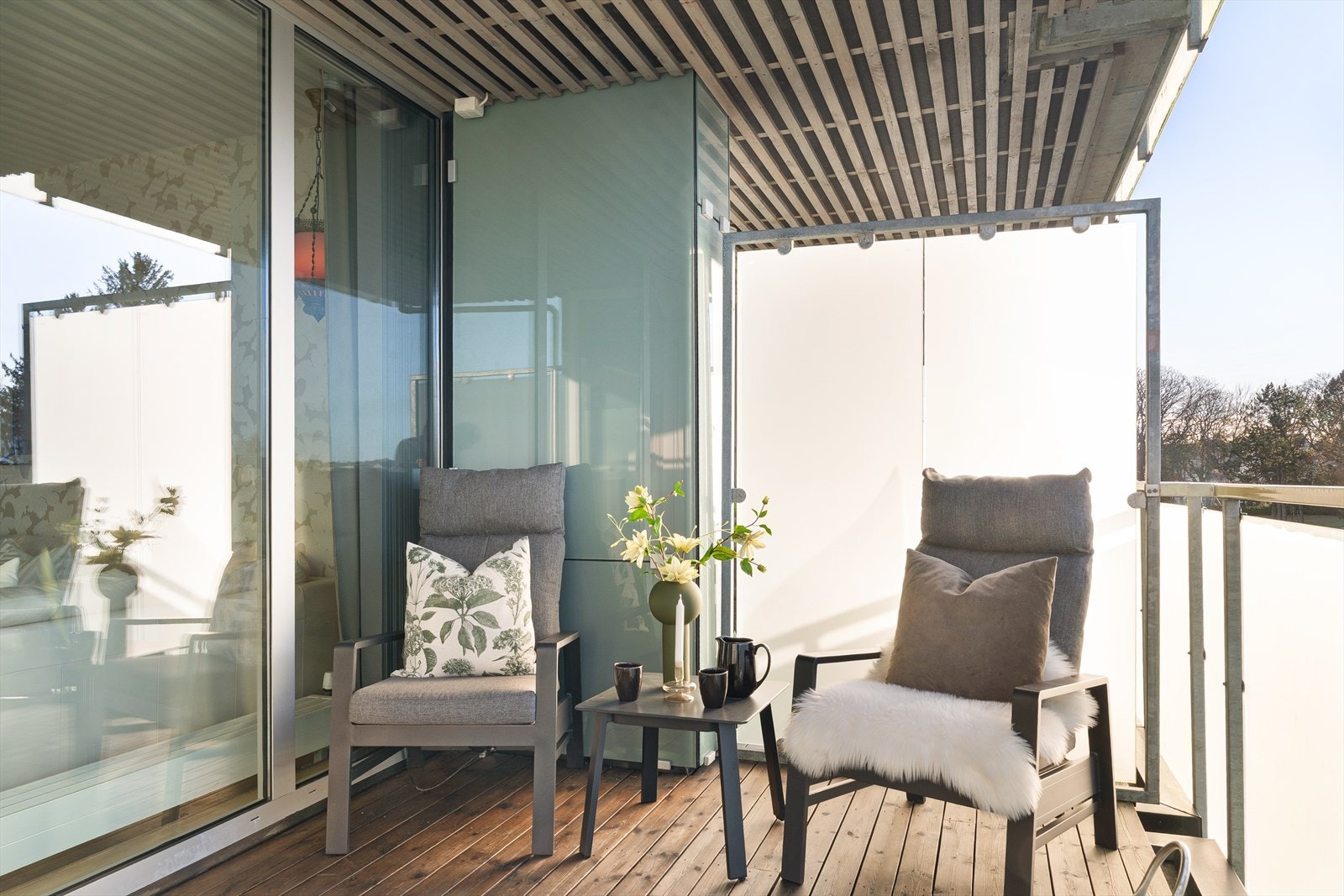 Overbygget balkong på 10 m² med god plass til utemøbler og grill. Balkongen er lun og vender mot vest med gode solforhold. Galleribilde