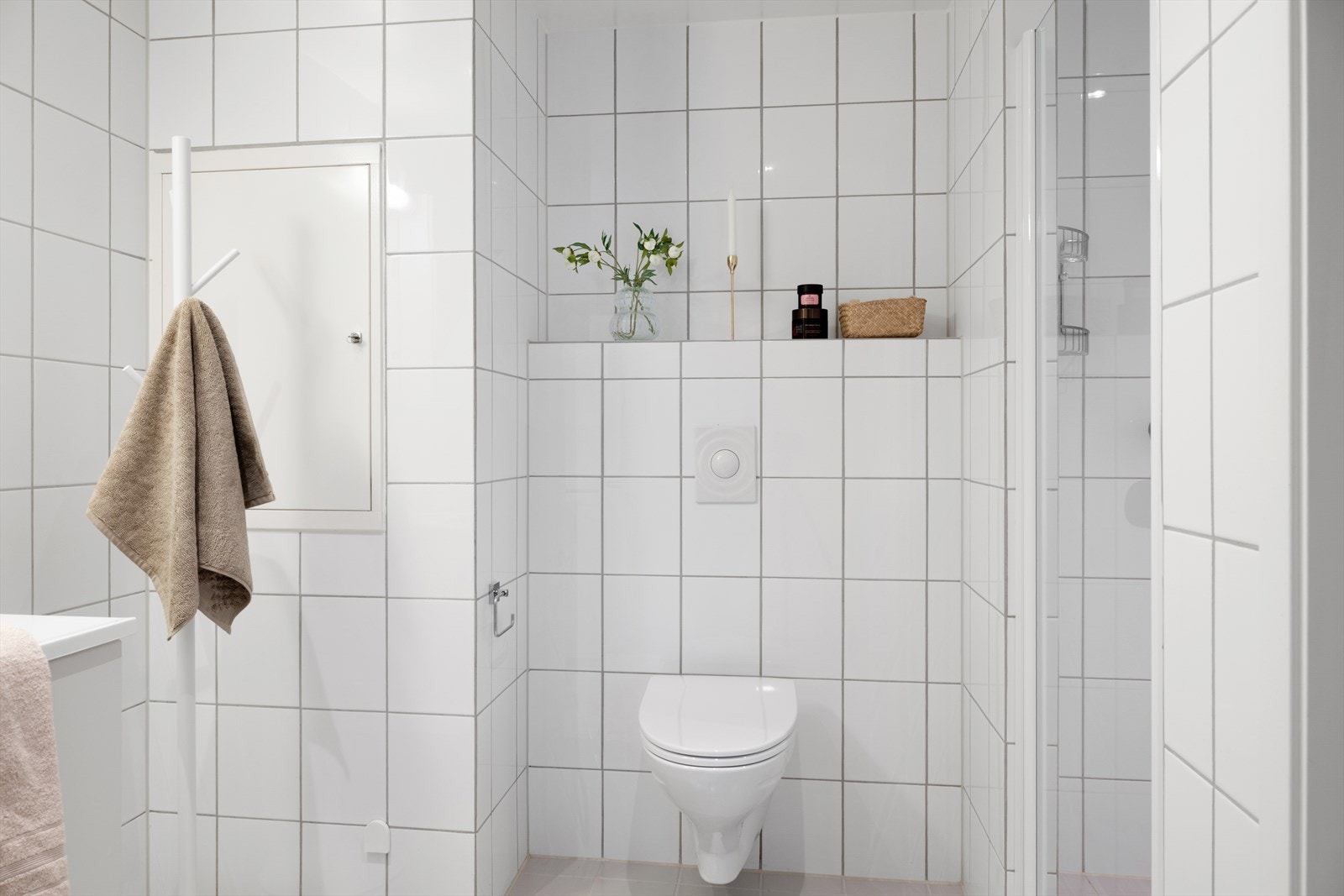 Badet har varmekabler i gulv og spotter i himling. Galleribilde