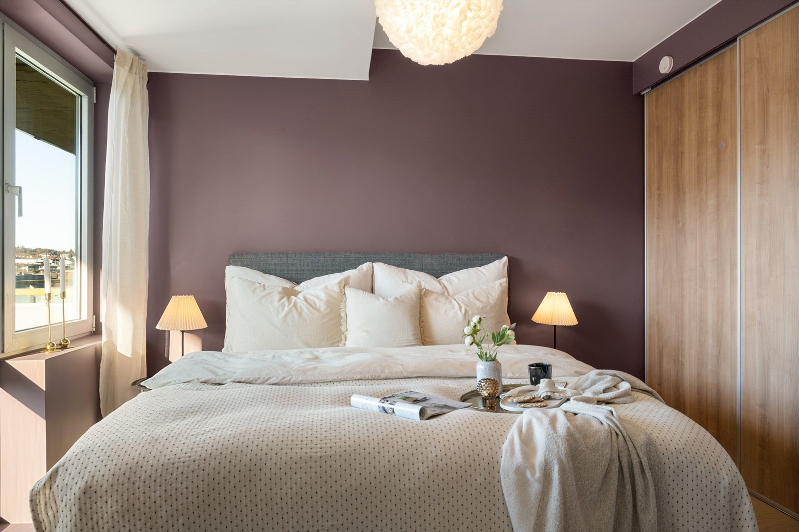 Hovedsoverommet har god plass til dobbeltseng og byr på en romslig og praktisk løsning. Galleribilde