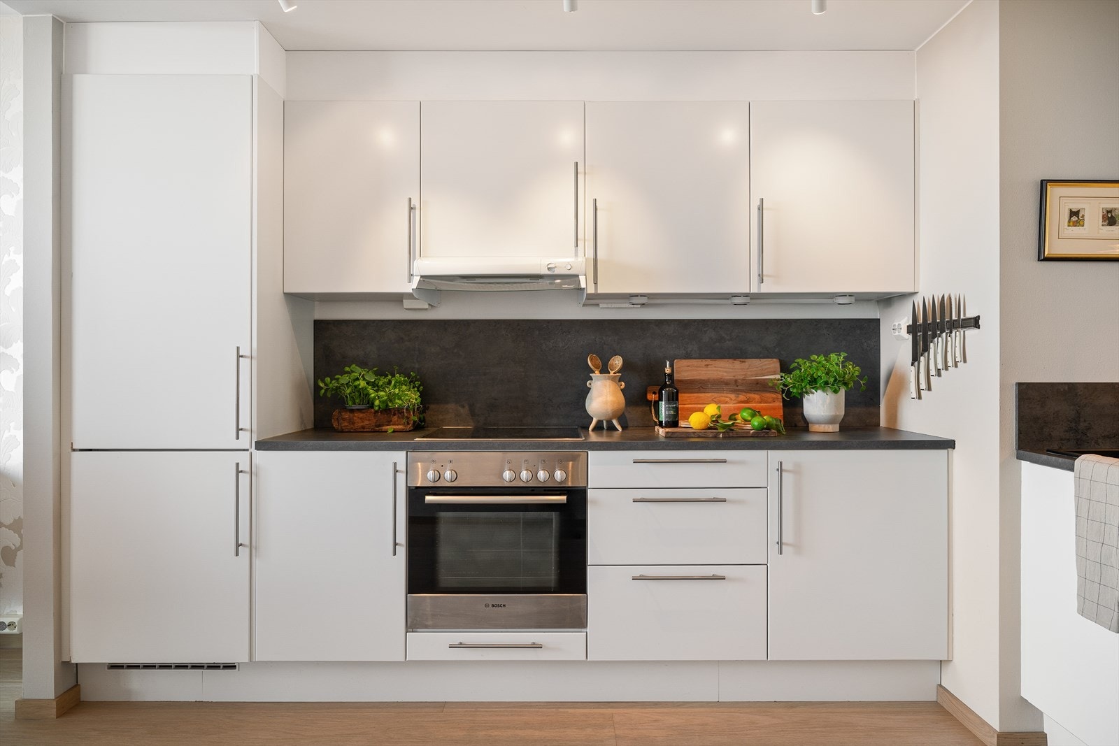 Integrerte hvitevarer som stekeovn, koketopp, kombiskap og oppvaskmaskin. Galleribilde