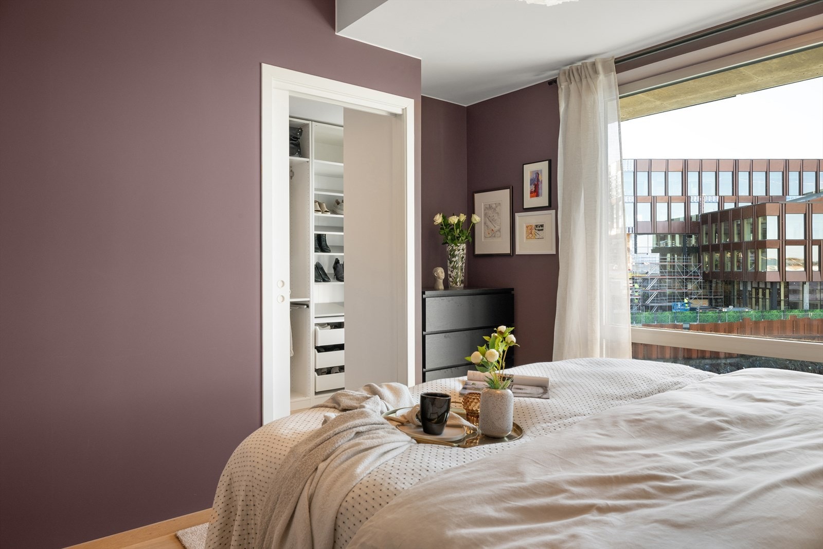 Rommet har egen walk-in closet samt garderobeløsning som gir rikelig med oppbevaringsplass. Galleribilde