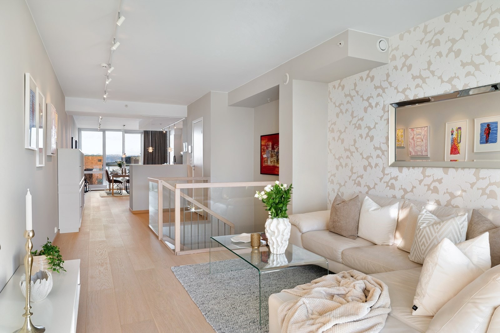 Åpen løsning mot kjøkkenet som skaper en sosial og funksjonell planløsning. Lekker trapp i glass og spiler Galleribilde