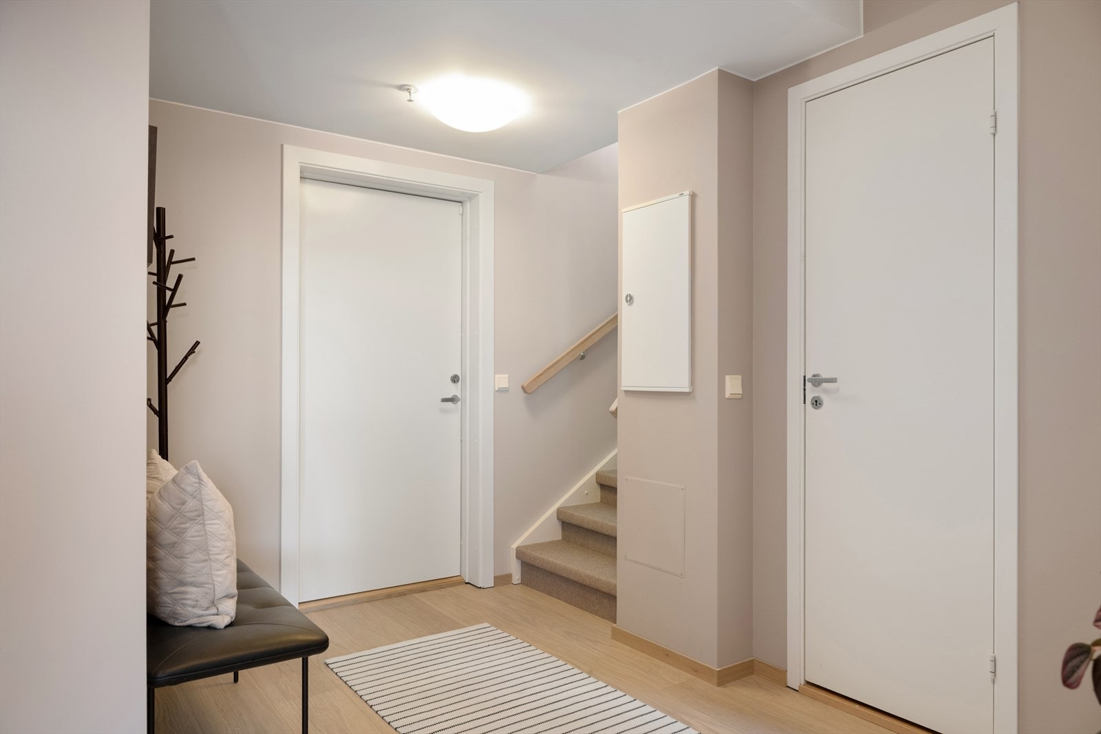 Lys og innbydende entré som gir et godt førsteinntrykk av boligen. Galleribilde