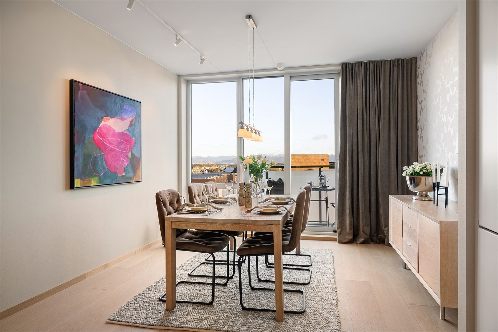 Nydelig spiegruppe med Stavangers innseiling, fjord og fjell utenfor Galleribilde