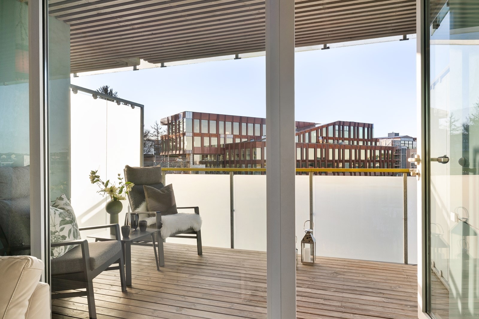 Direkte utgang til balkong, som forlenger oppholdsarealet i sommerhalvåret. Galleribilde