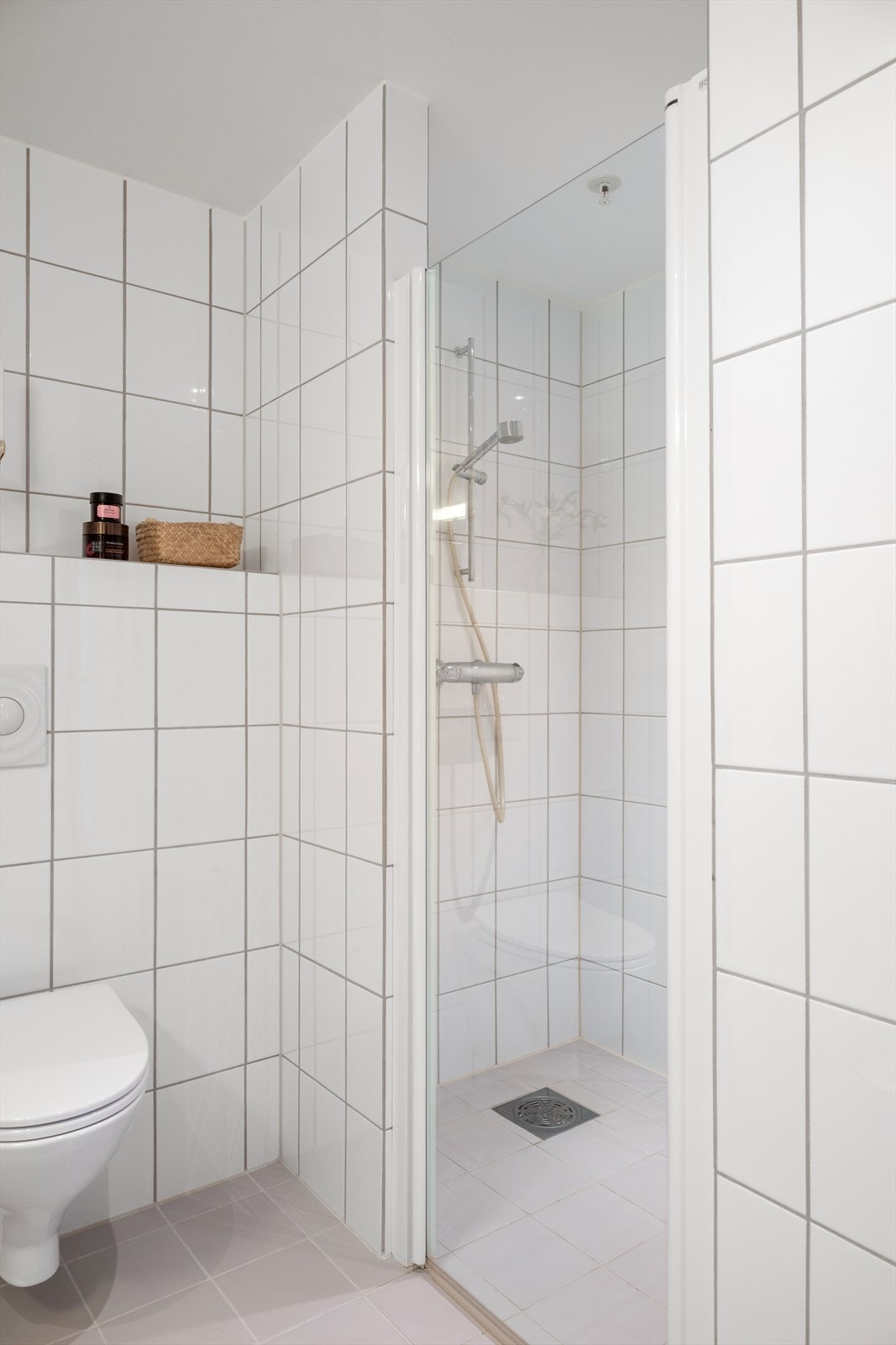 Dusjnisje med glassdør som gir et ryddig og praktisk uttrykk. Nisjen er ekstra romslig Galleribilde