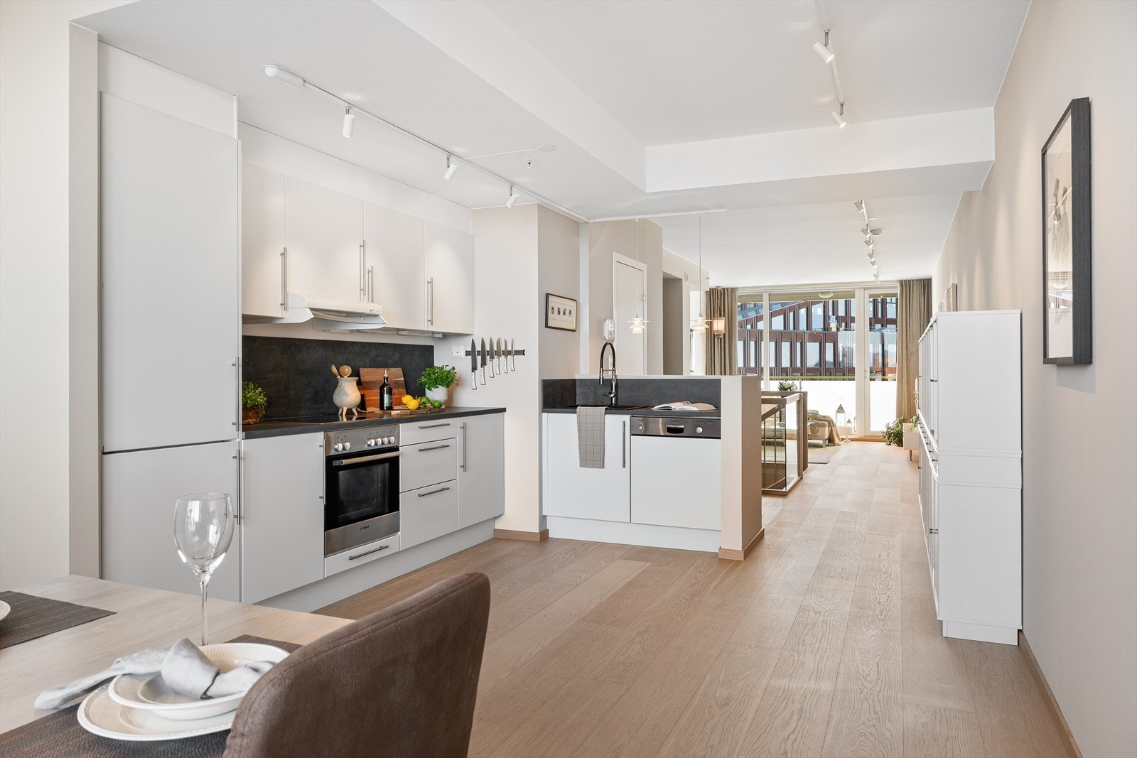 Laminat benkeplate med nedfelt vask og gode arbeidsflater. Gjennomgående lys fra store vinduer og balkong på begge sider Galleribilde