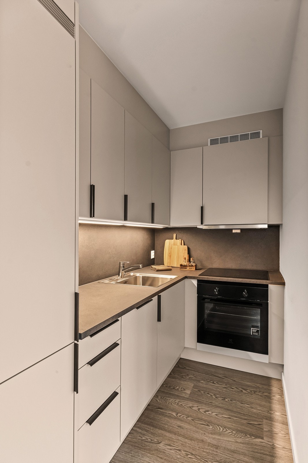 Moderne kjøkken med smarte oppbevaringsmuligheter Galleribilde