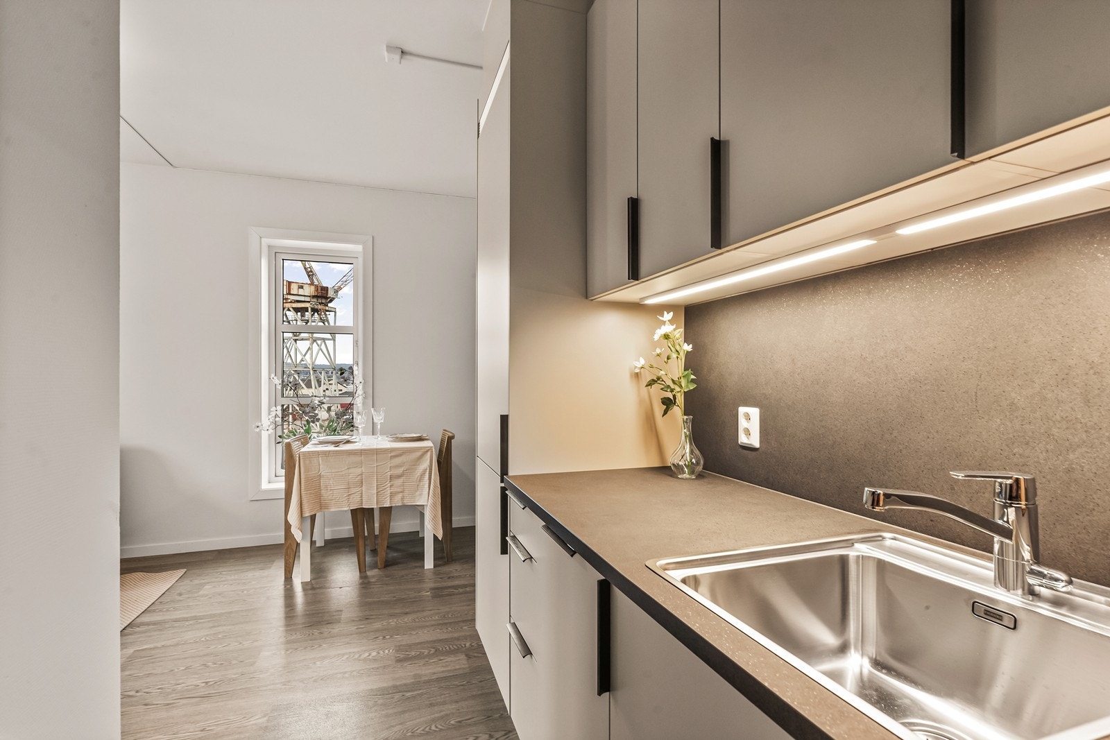 Kjøkkeninnredning fra 2025 med integrerte hvitevarer Galleribilde