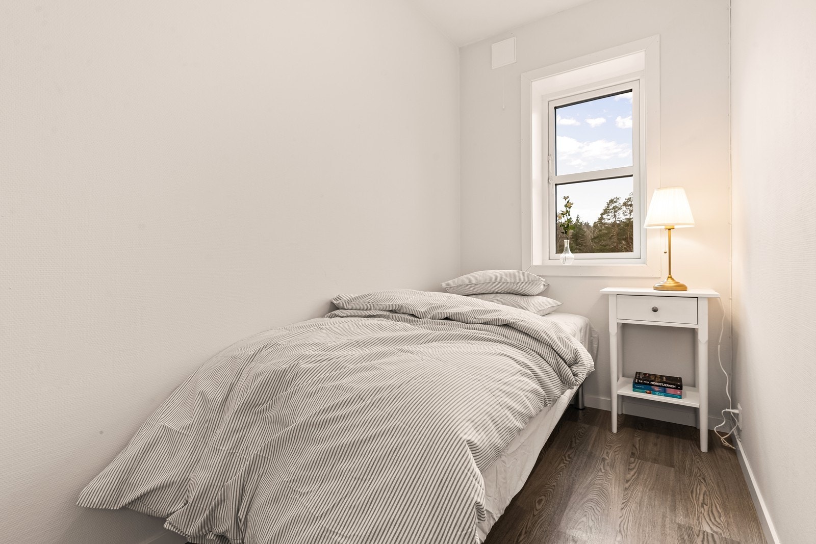 Soverom med plass til seng og nattbord Galleribilde