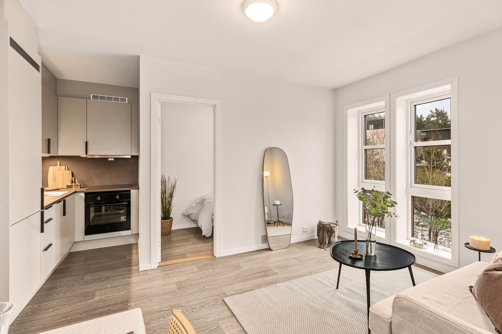 Åpen stue- og kjøkkenløsning som utnytter plassen godt Galleribilde