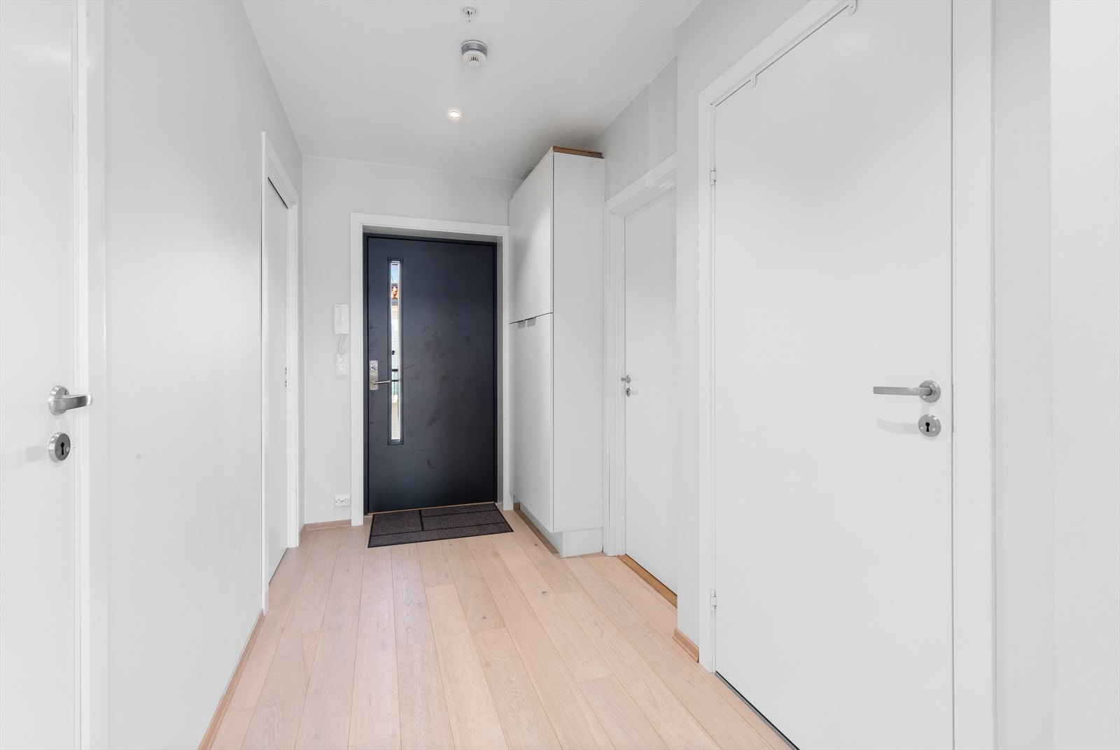Romslig gang/entré med god plass til å henge av seg ytterklær og sko. Galleribilde