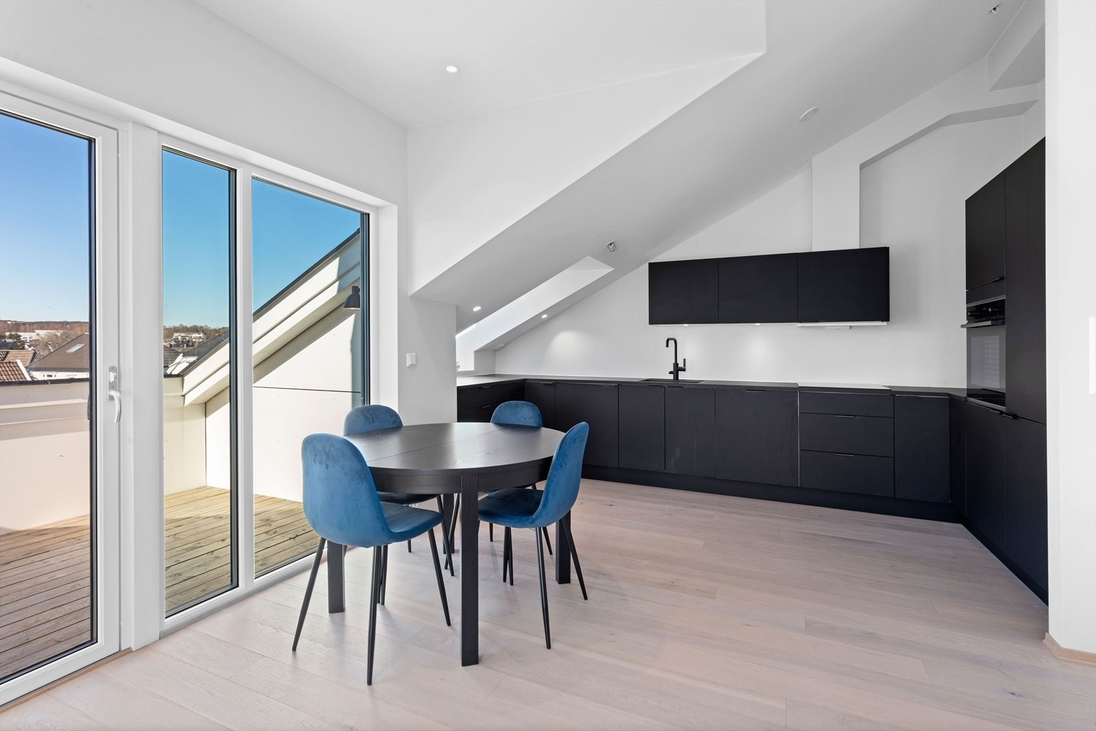 Plass til spisebord mellom kjøkken og stue. Galleribilde