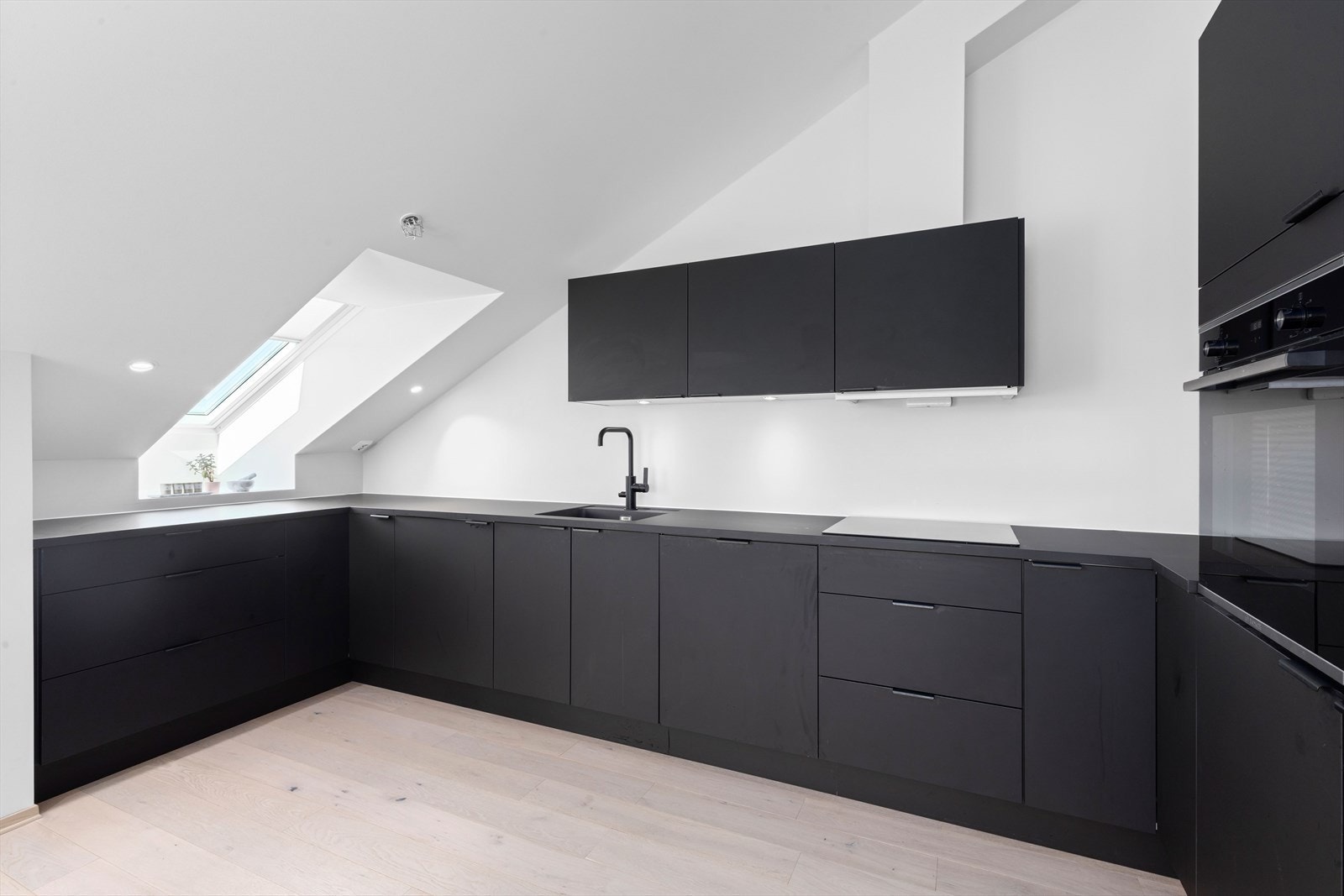 Kjøkkenet har integrerte hvitevarer som ovn, platetopp, ventilator, oppvaskmaskin og kombi kjøl/frys. Galleribilde