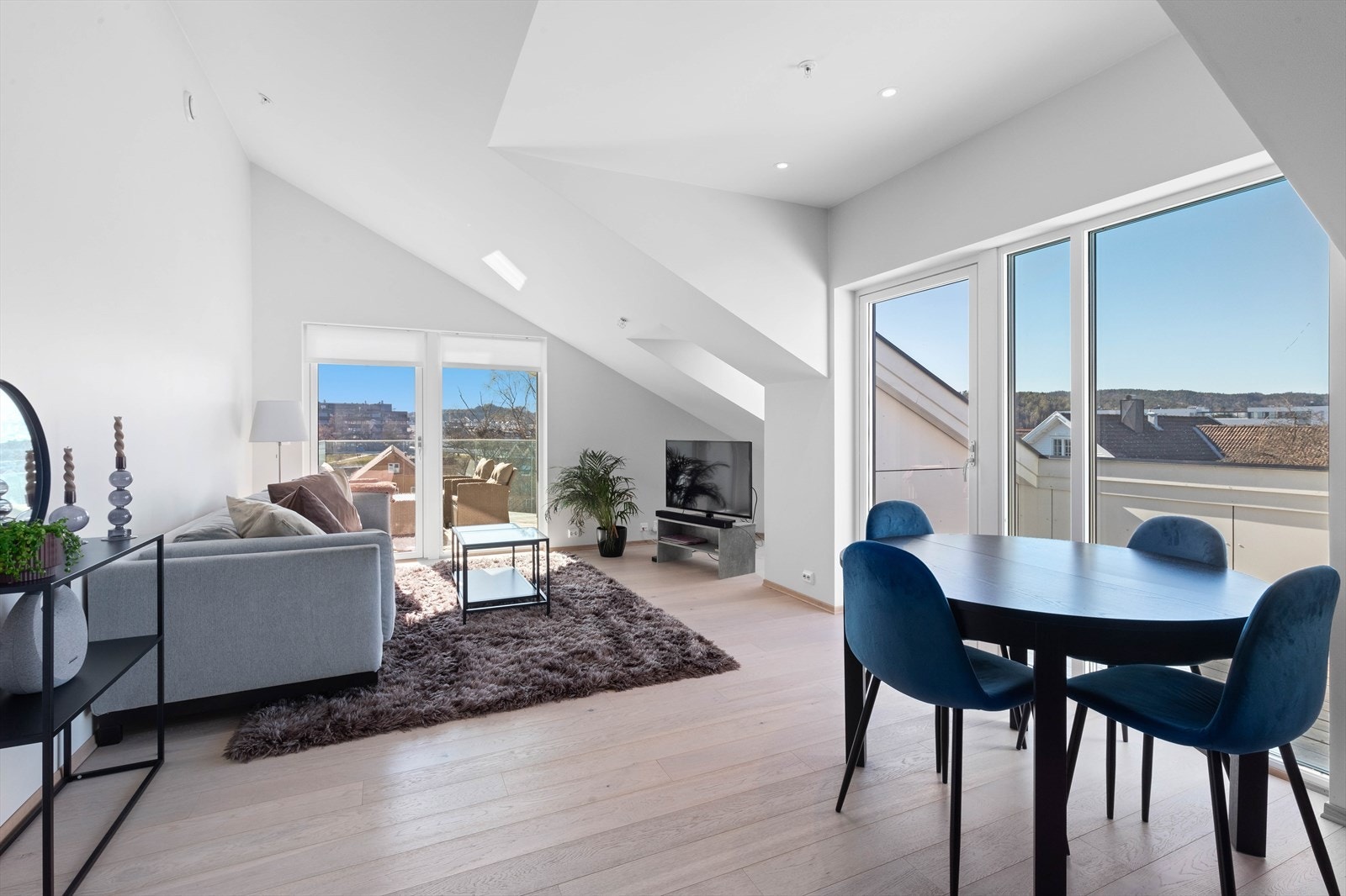 En nyere lekker 3-roms beliggende på hjørnet i byggets 3. etasje. Galleribilde