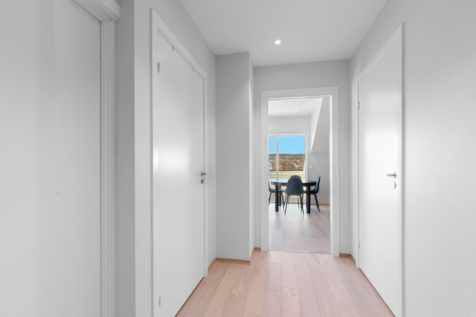 Romslig gang/entré med god plass til å henge av seg ytterklær og sko. Galleribilde