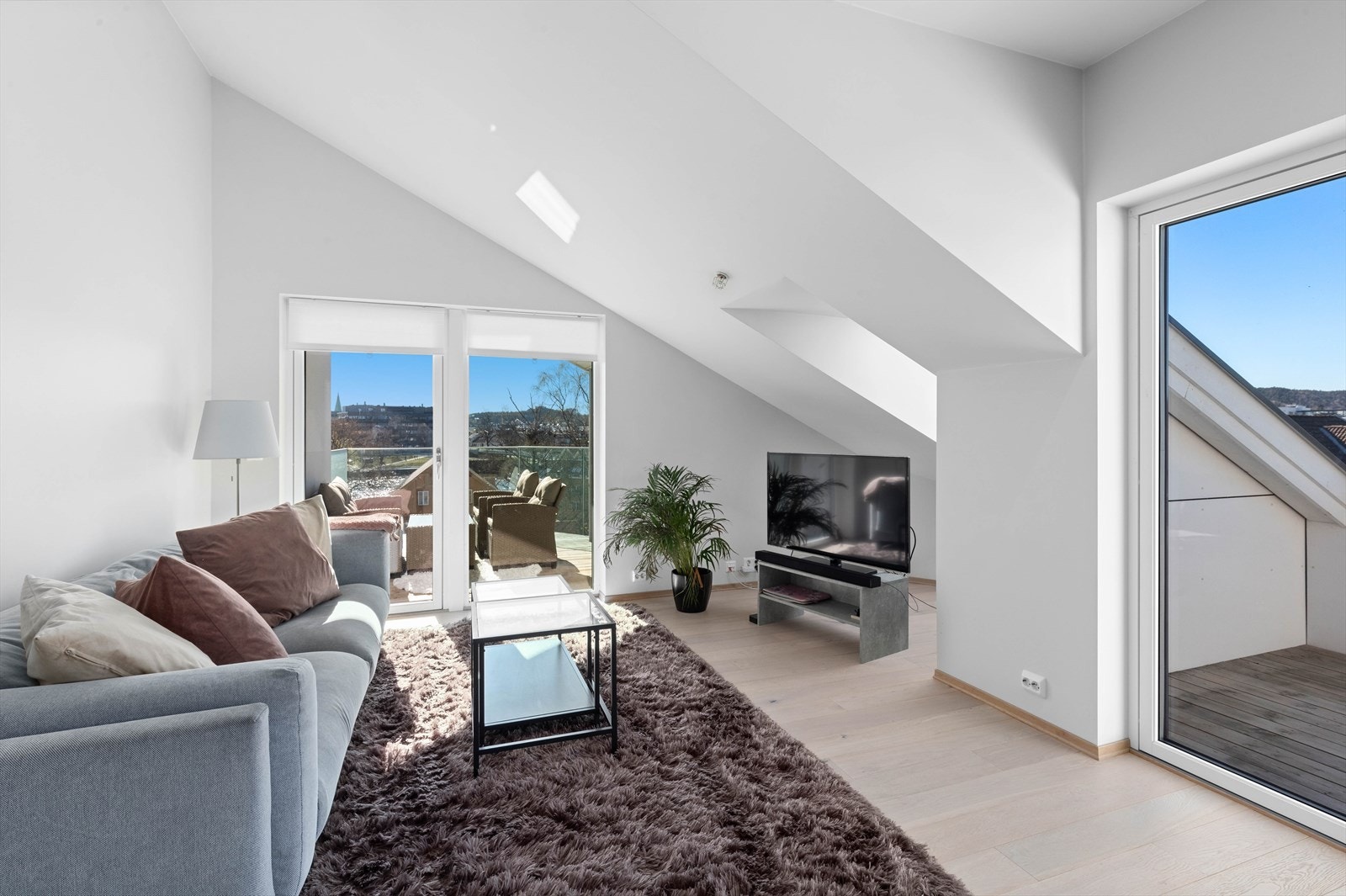 Romslig og lys stue med raus takhøyde Galleribilde