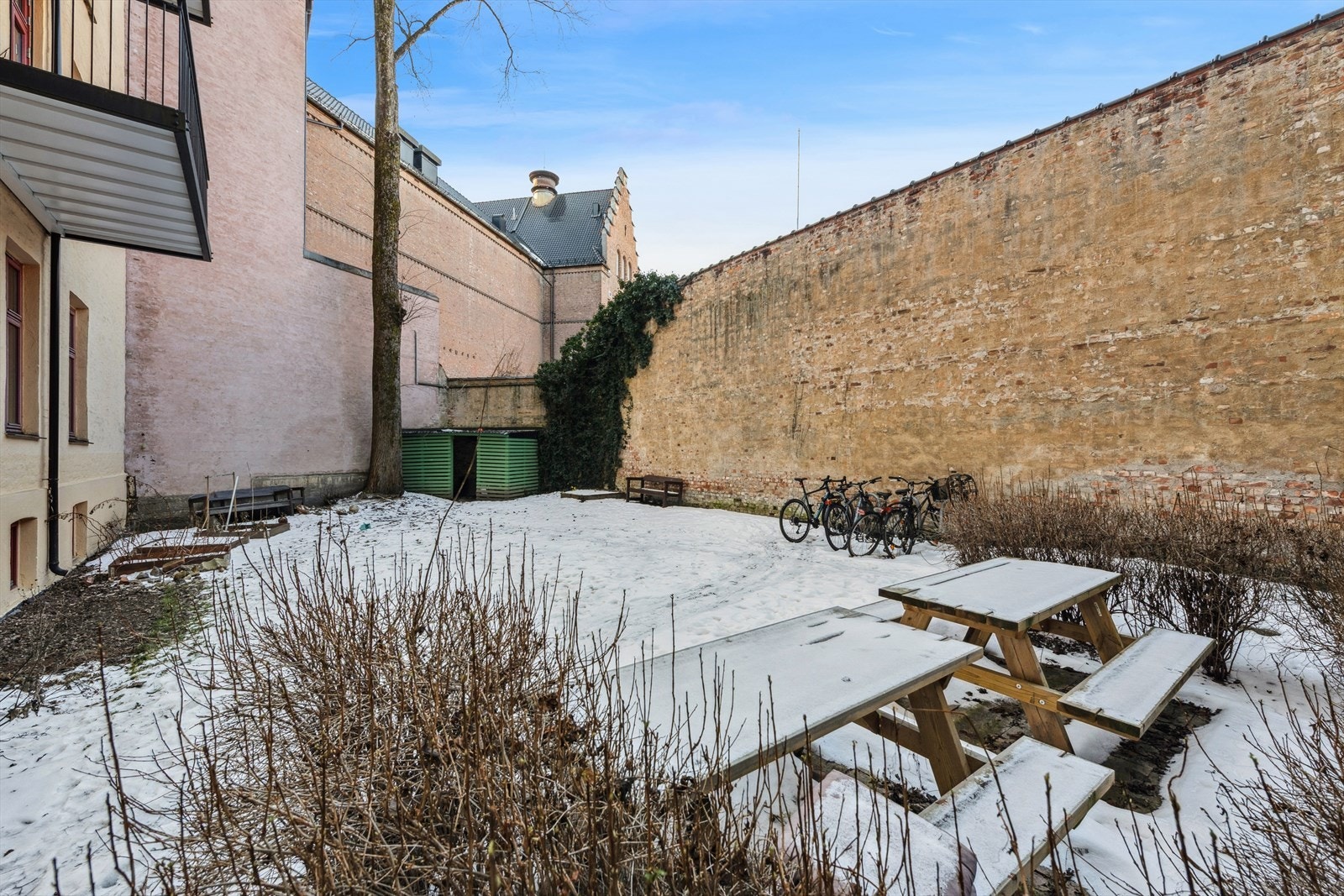 Hyggelige sittegrupper og sykkelparkering. Galleribilde