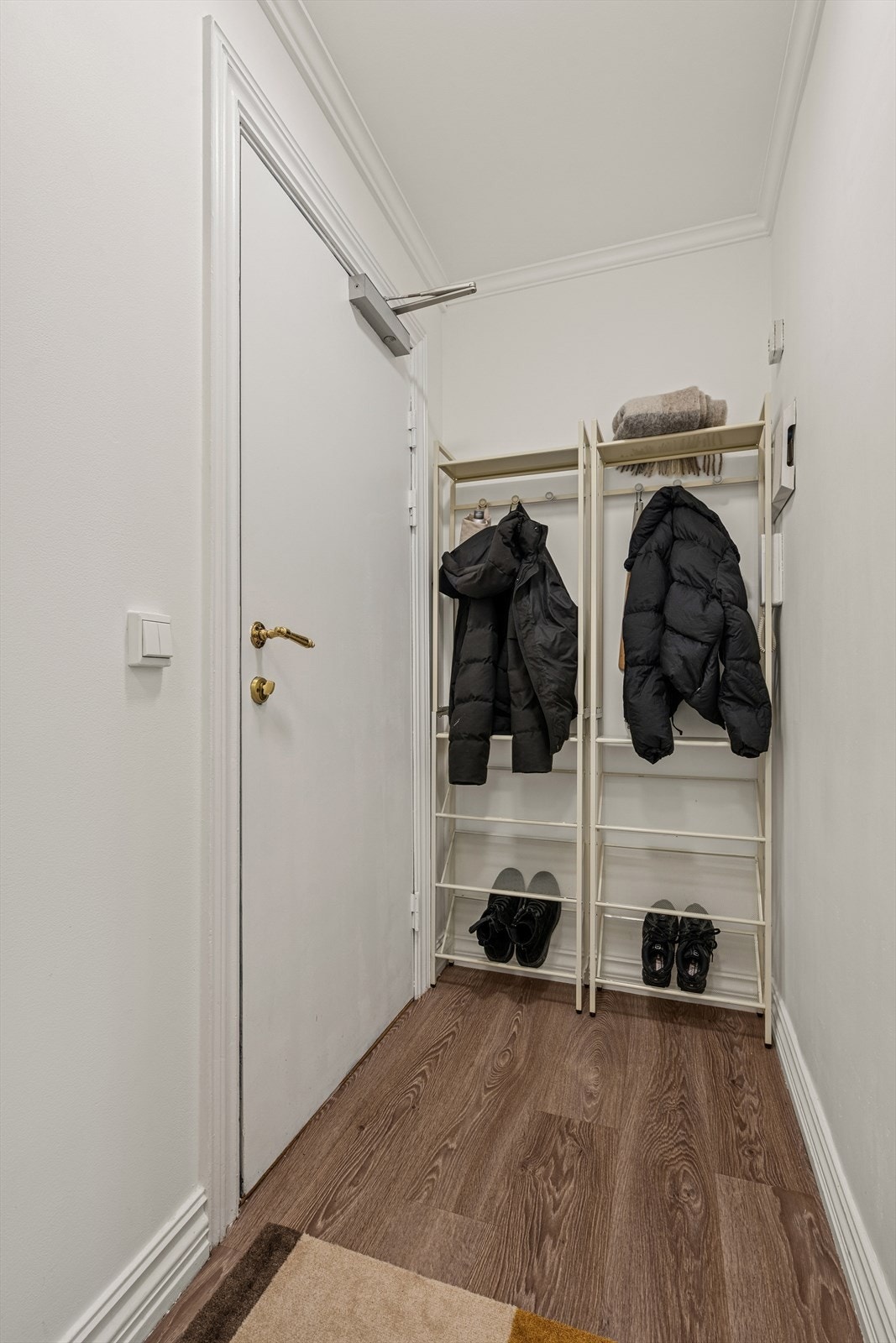 Her ønskes du velkommen inn via en hyggelig entré. Her er det muligheter for å henge fra seg yttertøy og oppbevaring av sko. Galleribilde