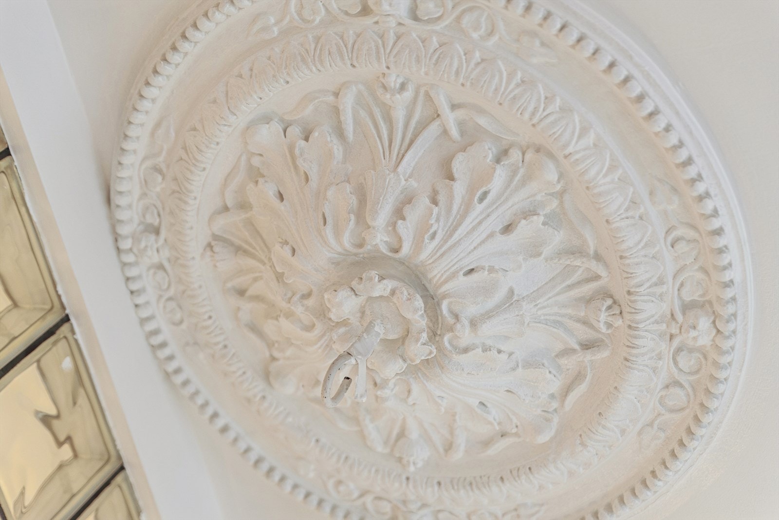 Klassiske detaljer som teglstein, rosett & stukkatur. Galleribilde