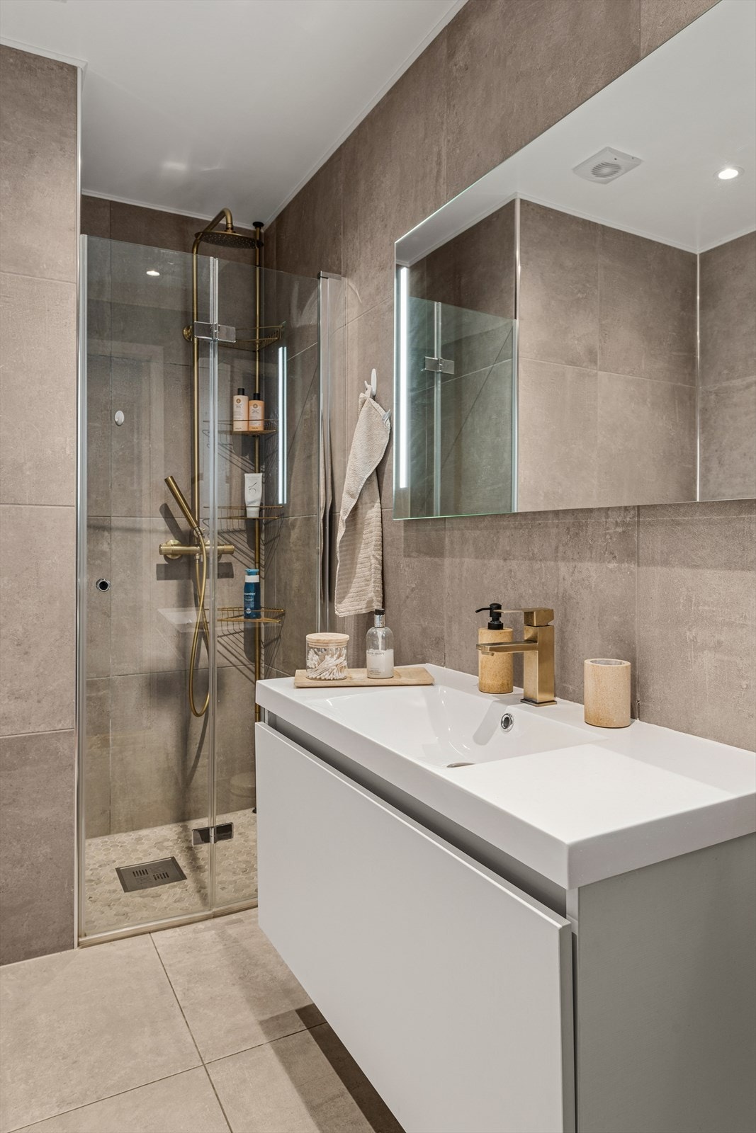 Lekkert bad med opplegg for vaskemaskin. Galleribilde