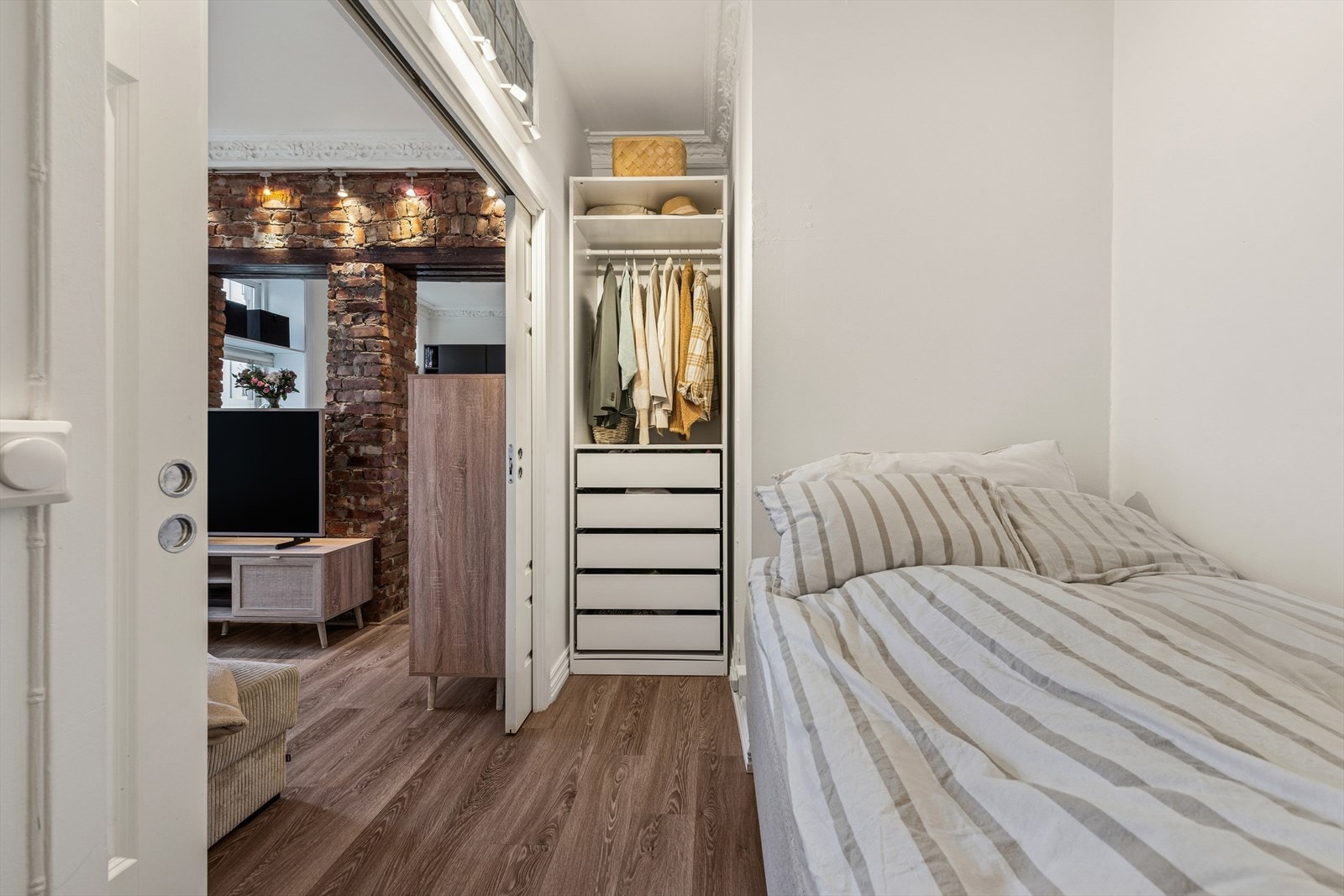 Fra stuen finner du en romslig sovealkove, med gode oppbevaringsmuligheter. Her har du plass til seng, skap og andre møblementer etter sitt personlige ønske. Galleribilde