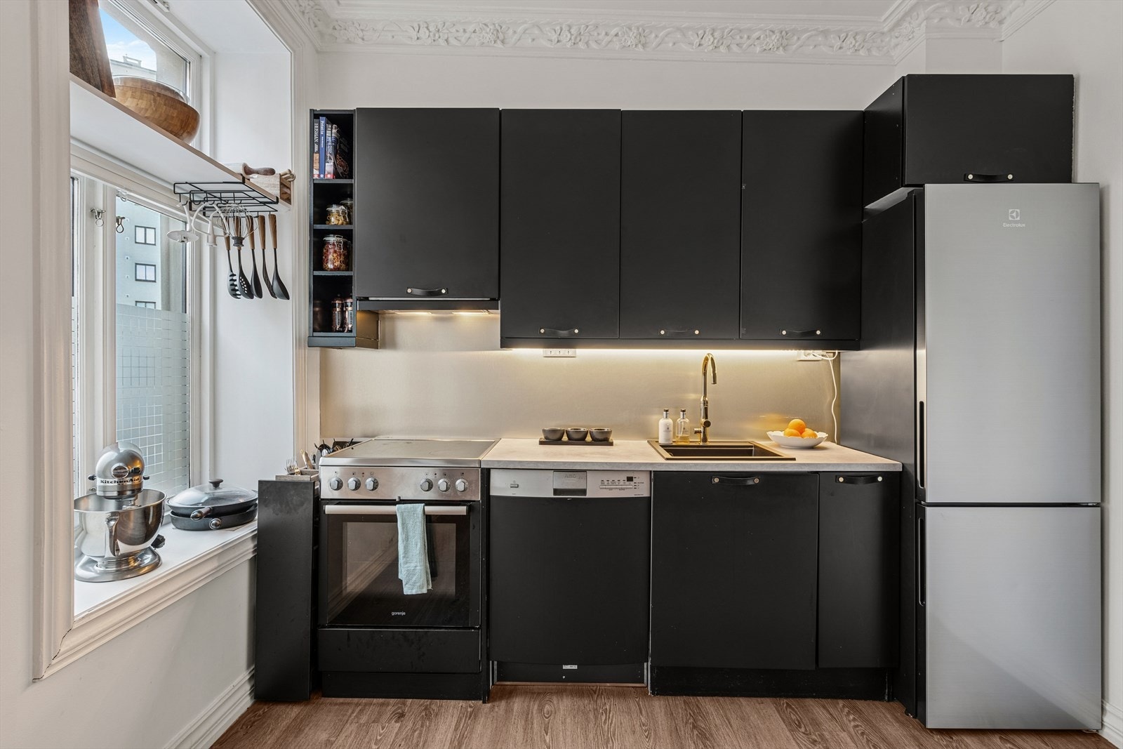 Kjøkkenet inneholder også en frittstående komfyr, oppvaskmaskin og kjøl-/fryseskap. Galleribilde