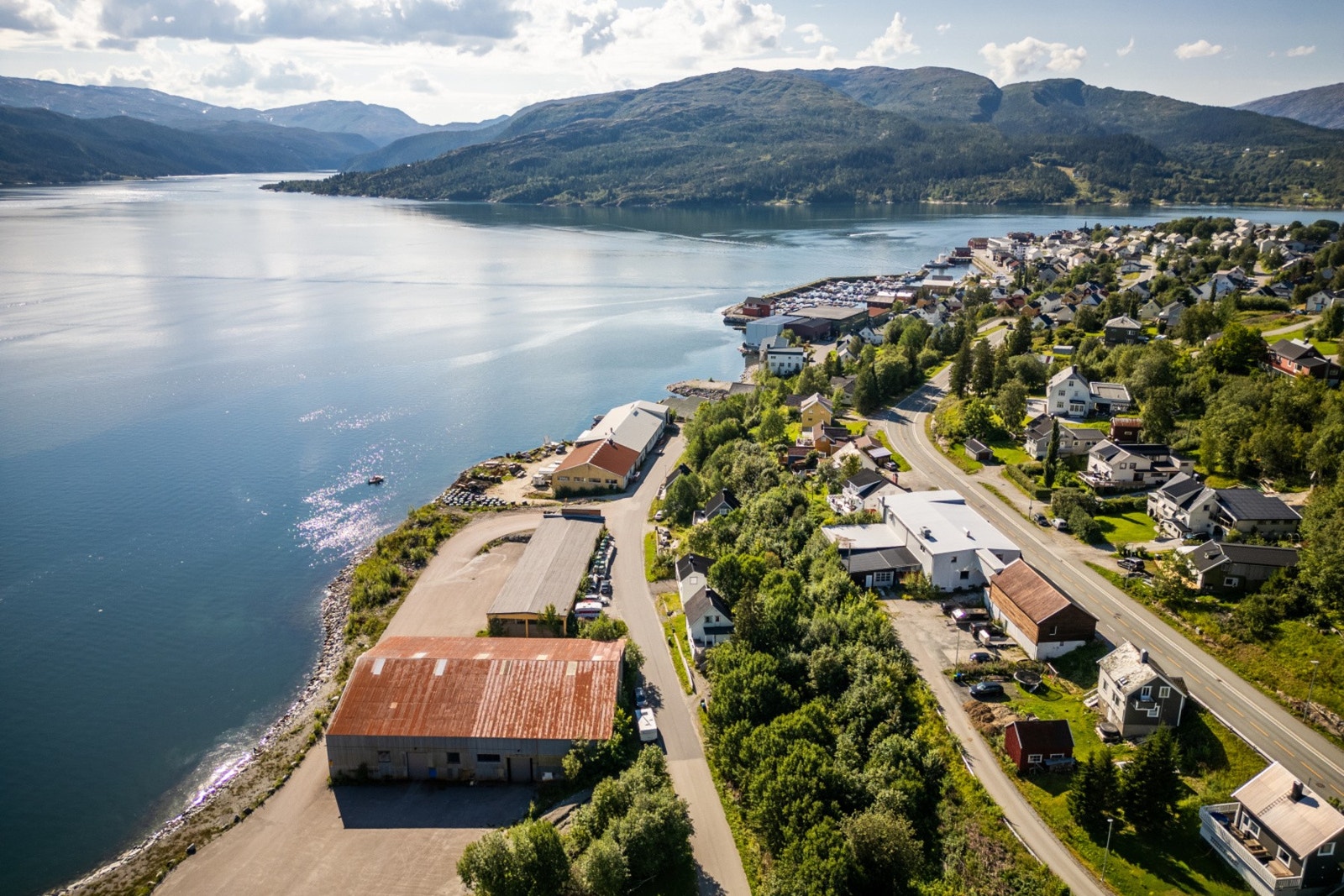 Boligen ligger fint til på Hemnesberget med kort avstand til dagligvarehandelen og andre servicetilbud Galleribilde