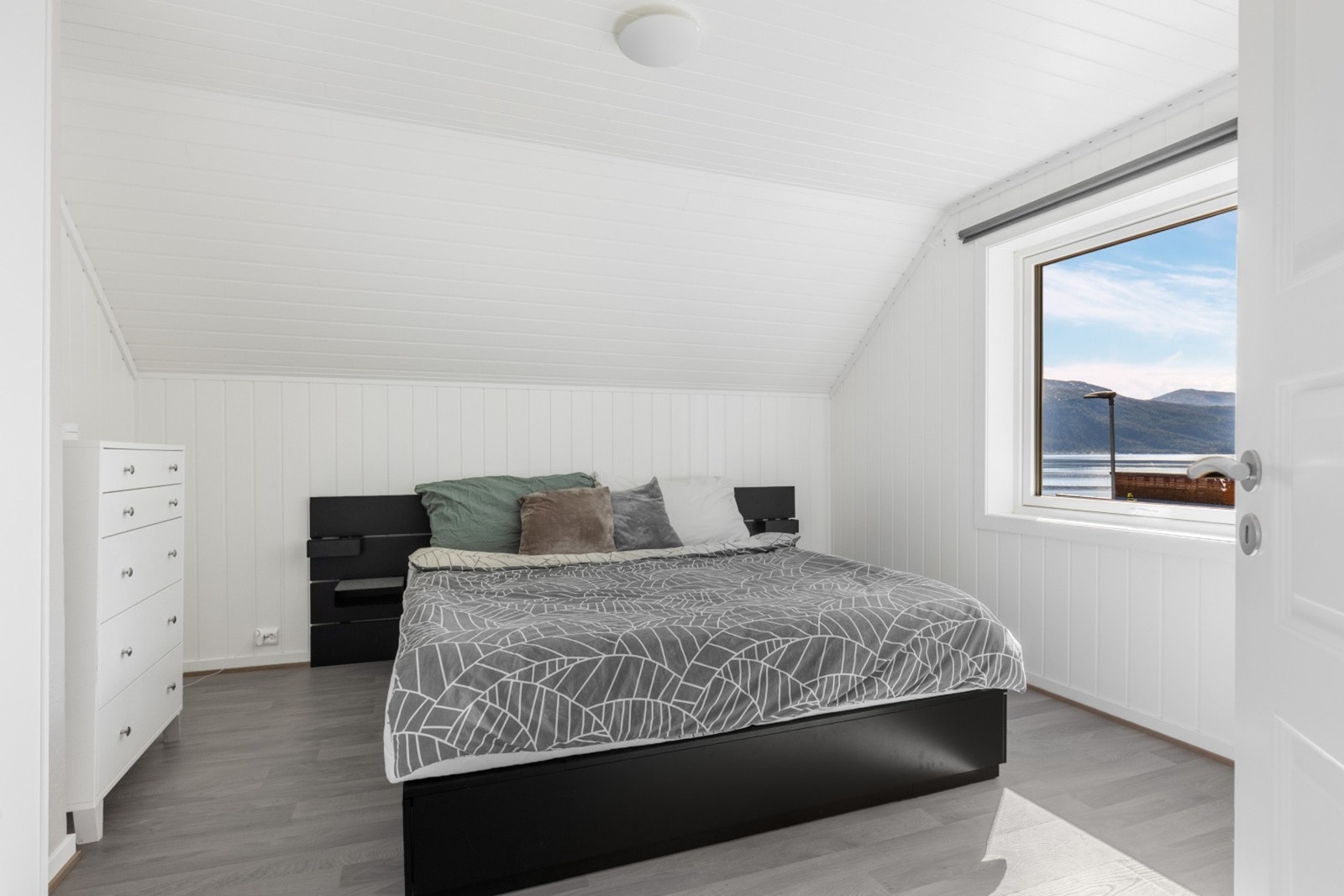 Store vindusflater gir rommet godt med naturlig lys inn Galleribilde