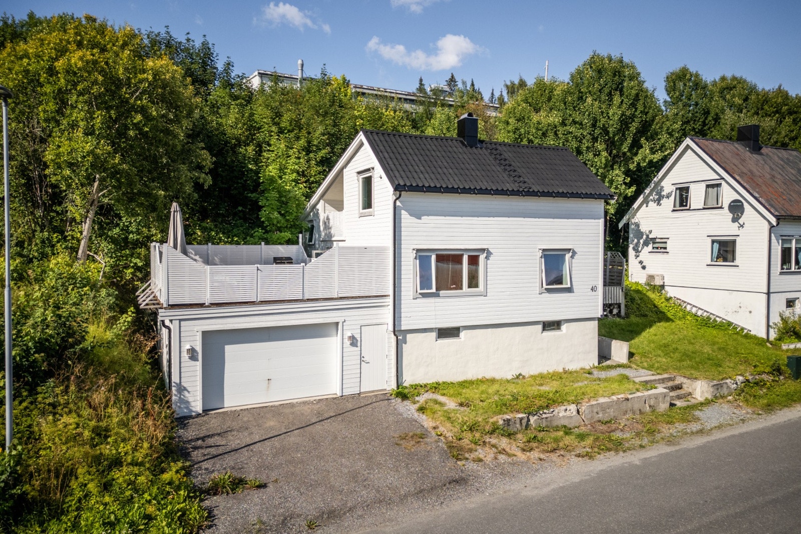 Stor garasje med gode parkering og oppbevaringsmuligheter - Kjeller med mye oppbevaringsmuligheter Galleribilde