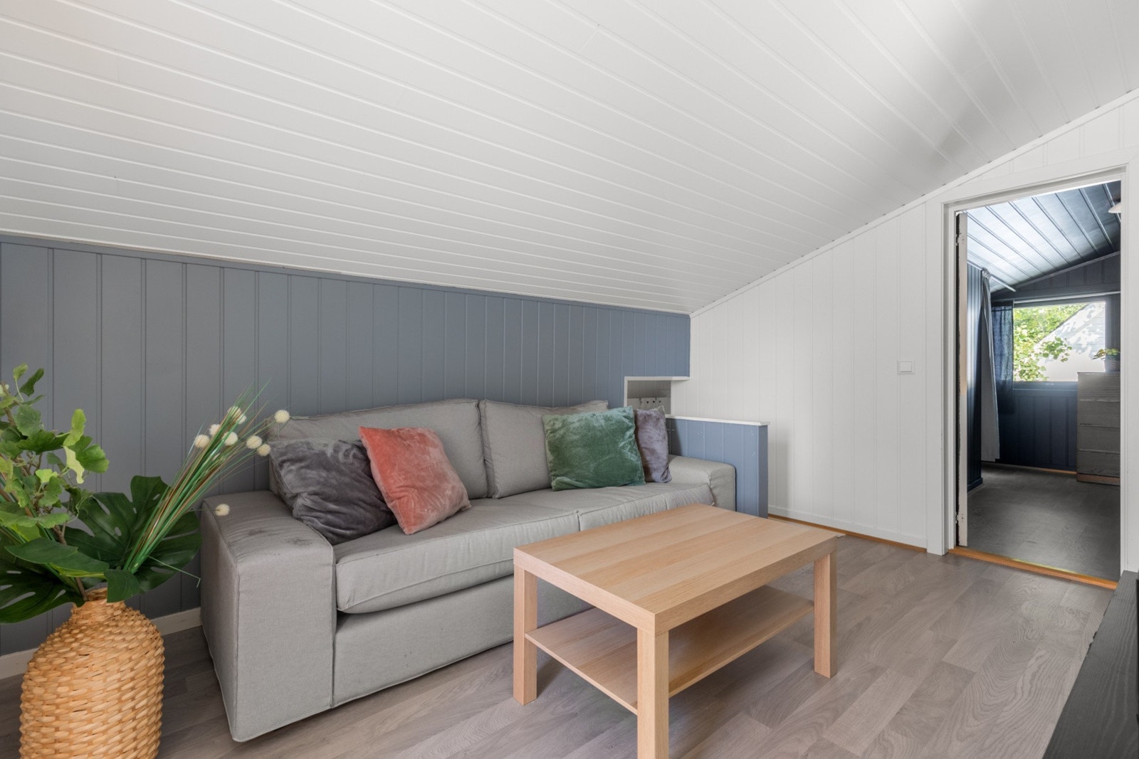 Loftstuen rommer plass til sittegruppe med tilhørende møblement Galleribilde