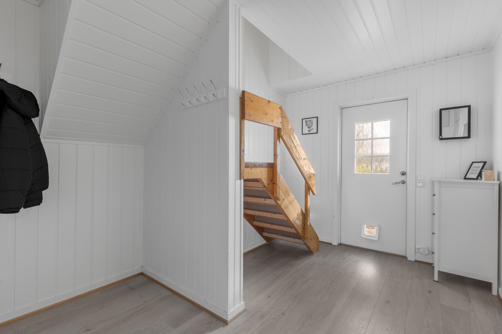 Lys og innbydende entré med god plass til å henge fra seg yttertøyet Galleribilde