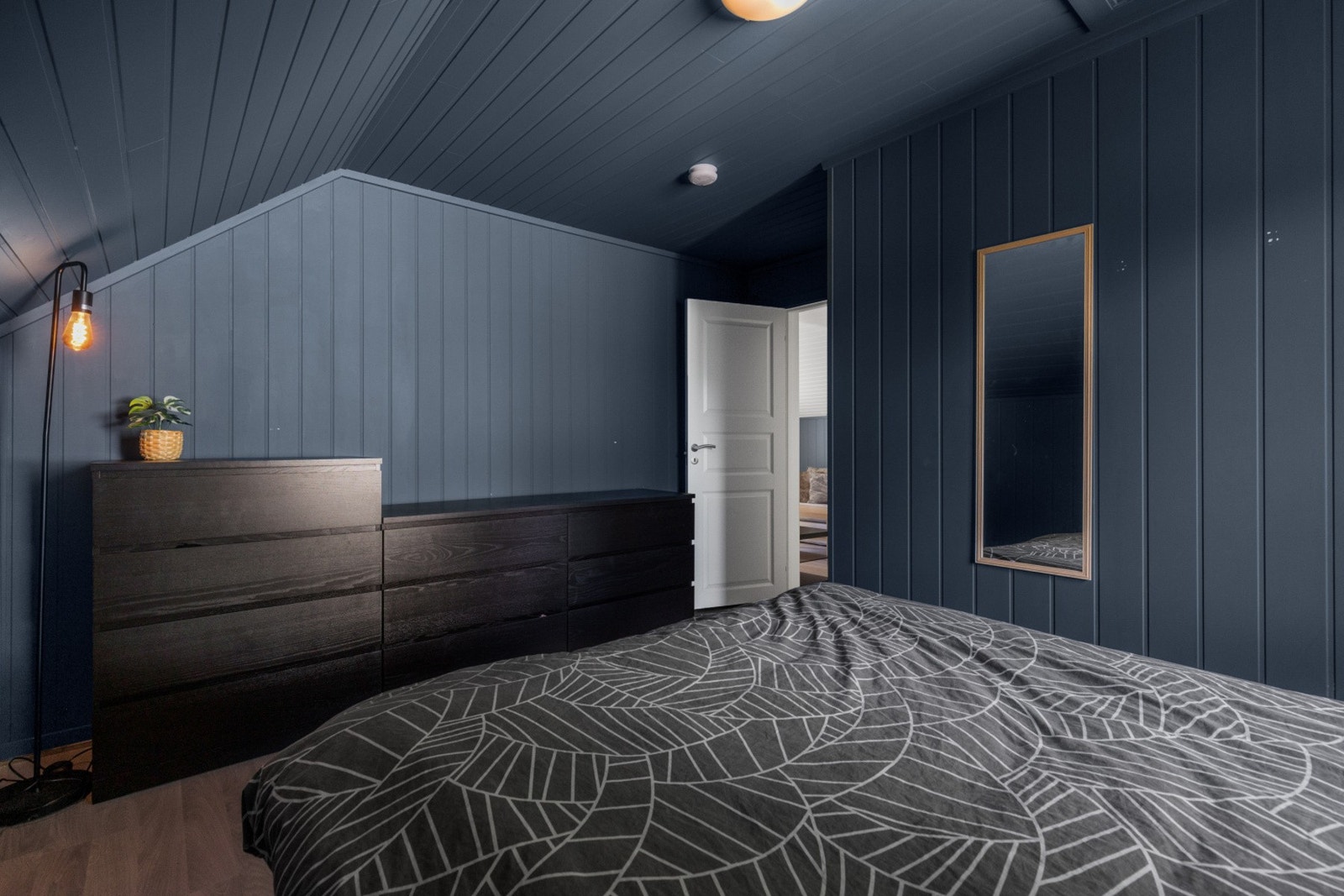 Rommet er malt i en lun farge Galleribilde