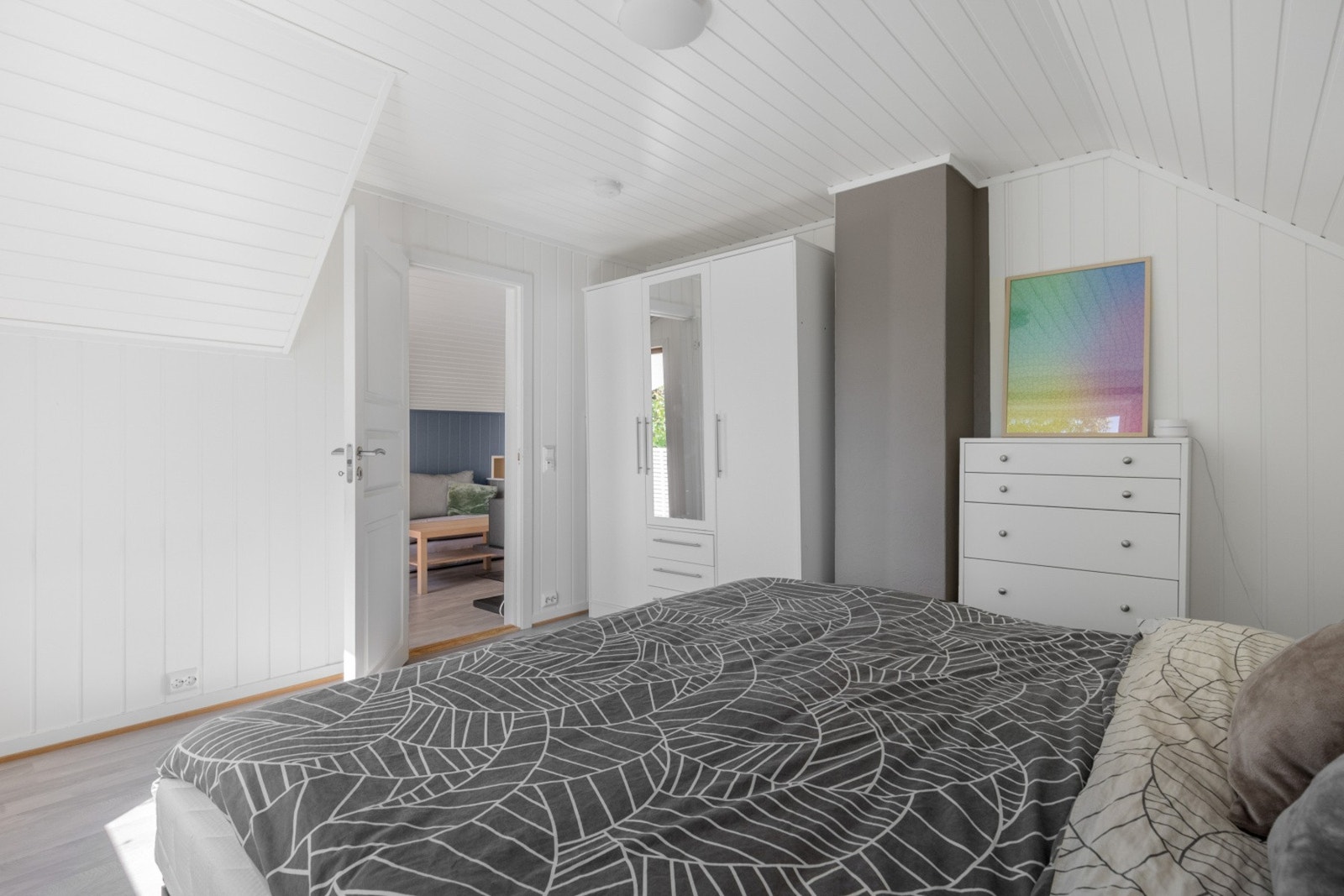 Gode oppbevaringsmulgheter i romslig garderobeløsning Galleribilde