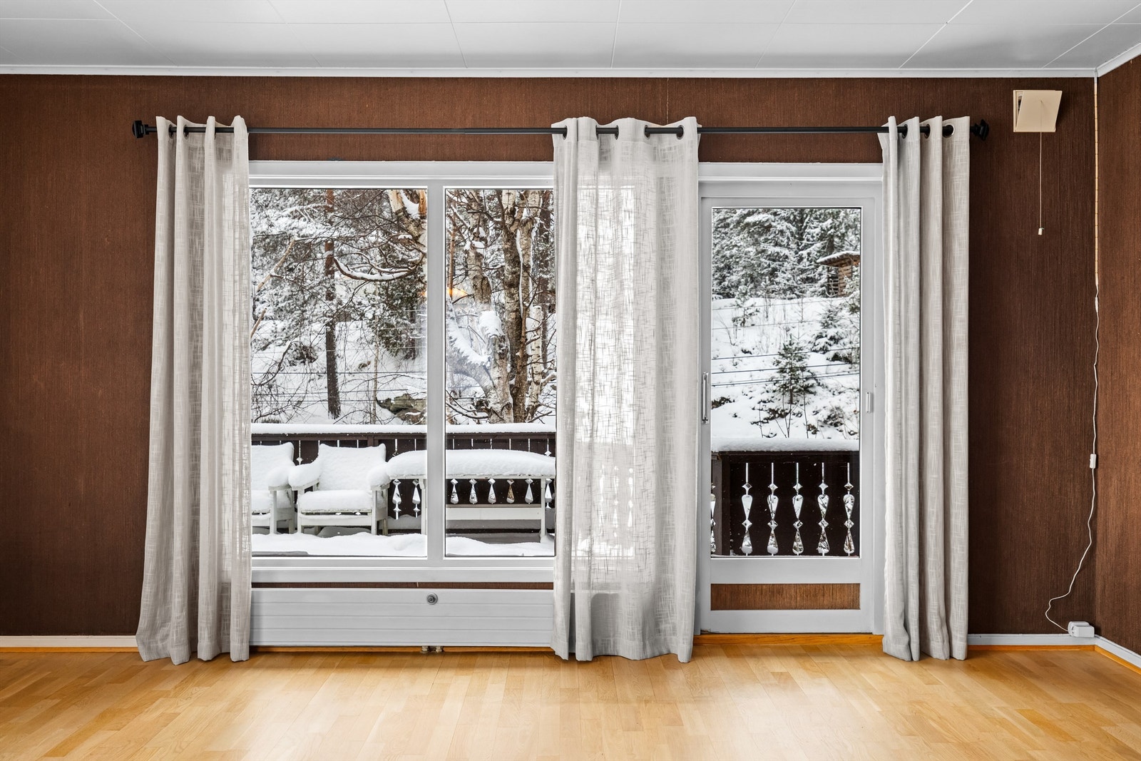 Fra stuen er det utgang til hagen og terrasse på 32 kvm Galleribilde