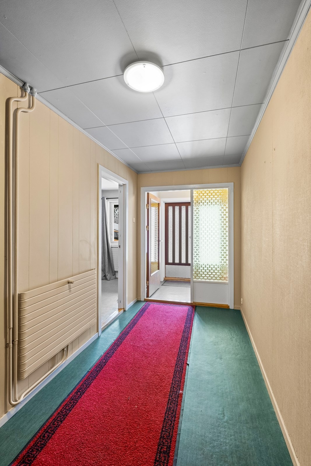 I boligens underetasje finner du to boder, vaskerom, wc, krypkjeller og ett av rommene som brukes som soverom. (Registrert som hobbyrom) . Galleribilde