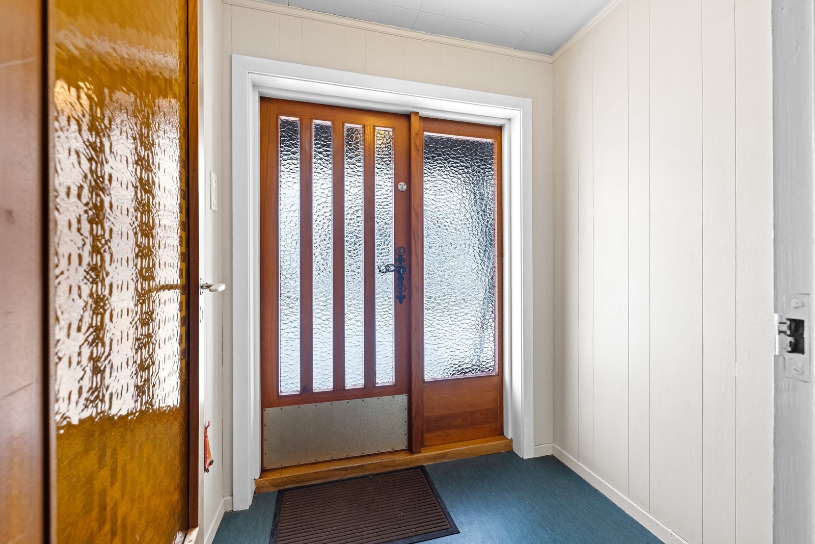 Entré i underetasjen gir praktisk ankomst fra gårdsplassen Galleribilde