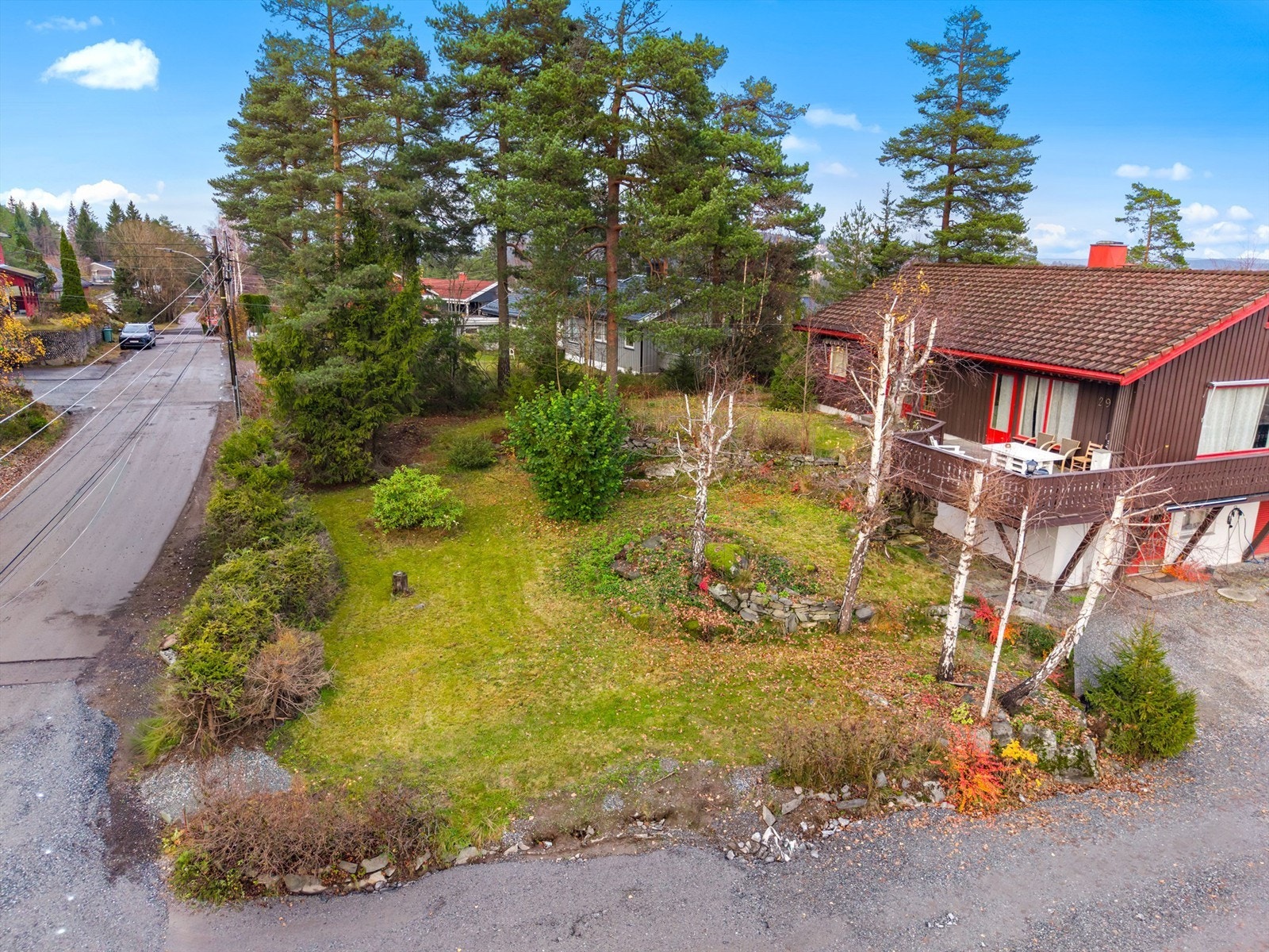Eiendommen har en flott tomt og hage. Perfekt for barnefamilier Galleribilde