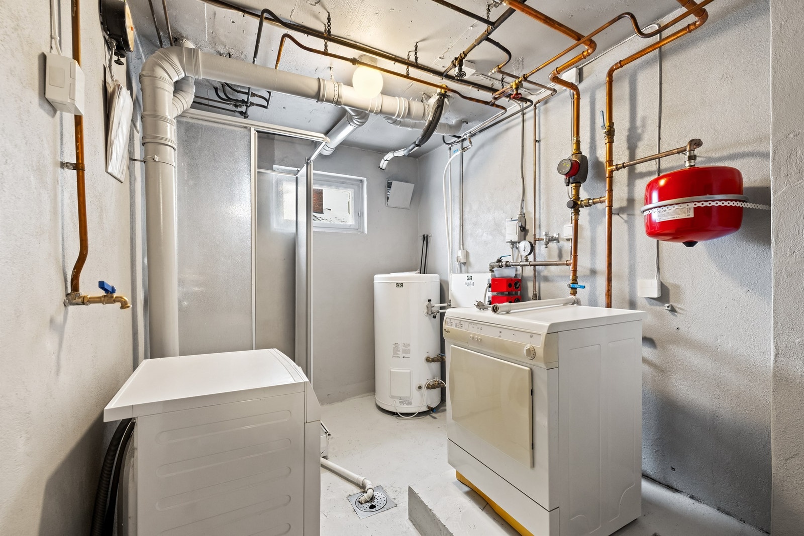 Vaskerom/teknisk rom. Vaskemaskin og tørketrommel medfølger handelen. Kjøper må forvente slitasje som følge alder og normal bruk. Galleribilde