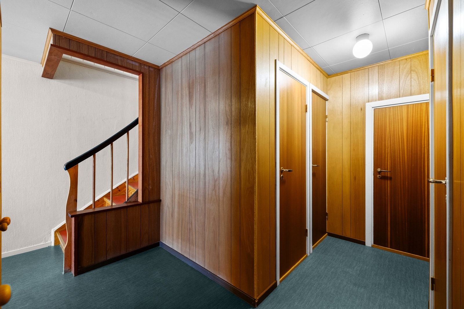 Boligen har gode oppbevaringsmuligheter i kjeller og boder. Galleribilde