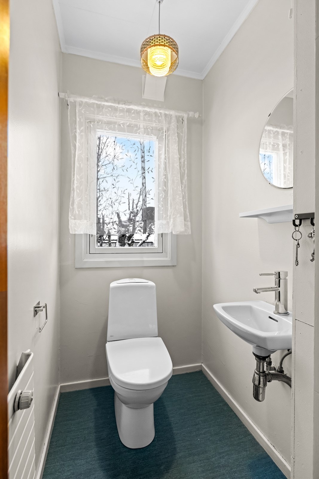 Separat WC i rommet ved siden av badet. Galleribilde