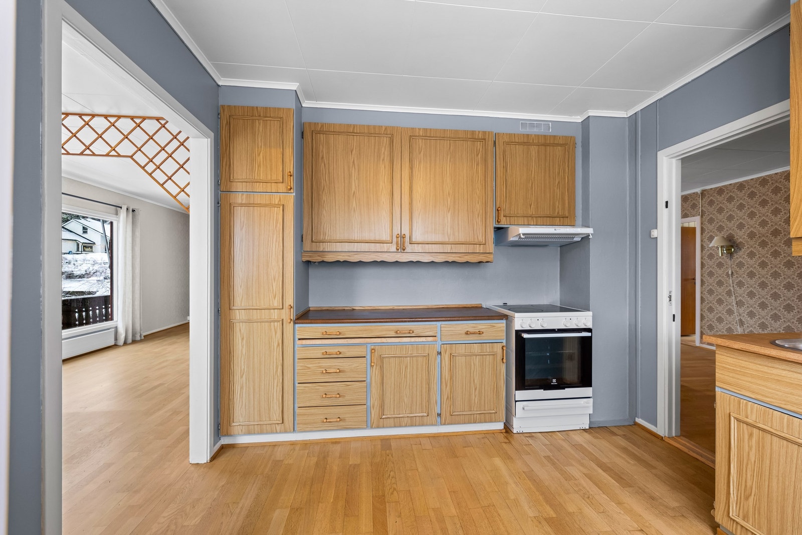 Kjøkkenet ligger mellom spisestuen og trapperommet og har innredning med profilerte fronter og overskap med belysning Galleribilde