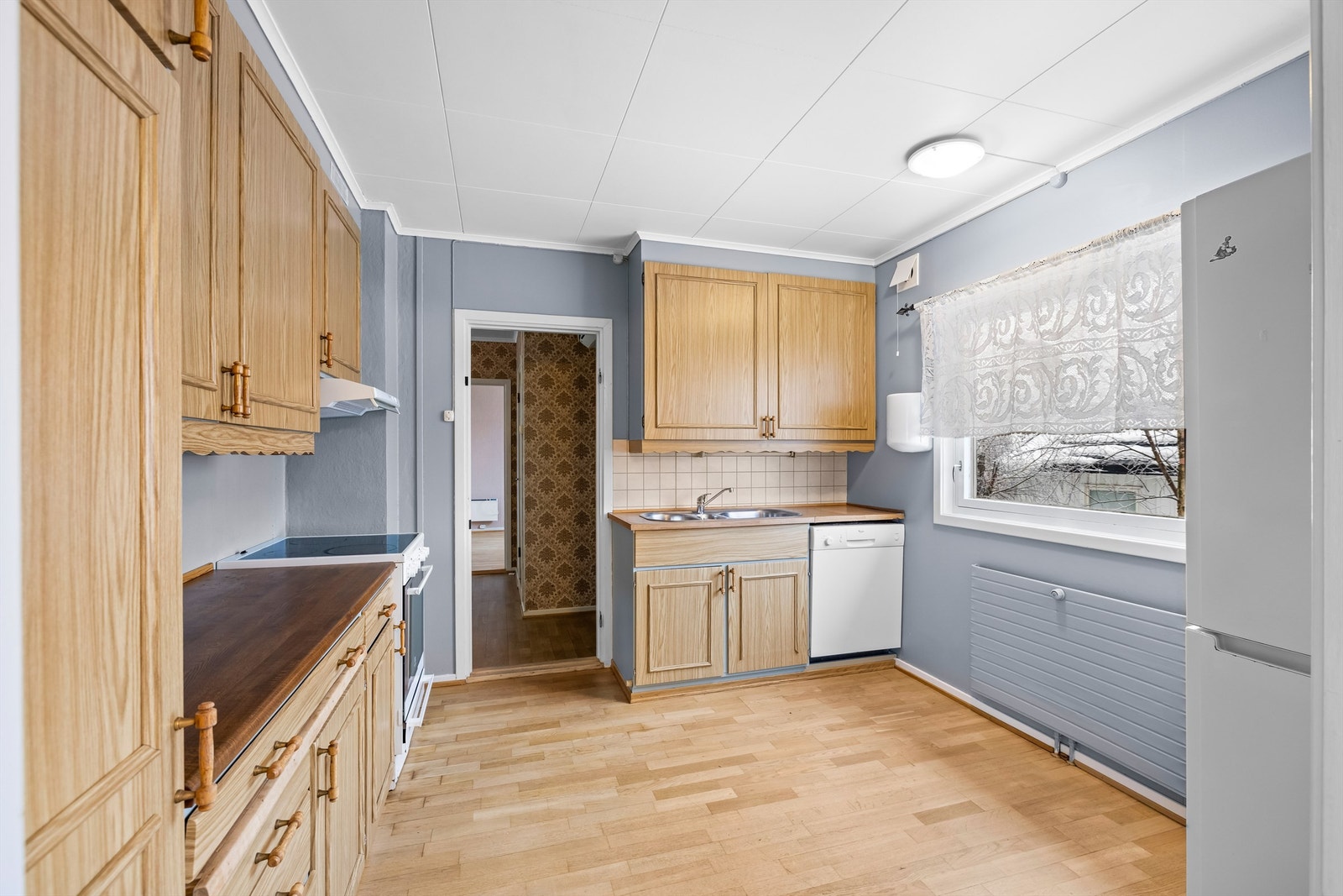 Hvitevarer som er i boligen på visning og på bilder, medfølger handelen. Kjøper må forvente slitasje som følge alder og normal bruk. Galleribilde