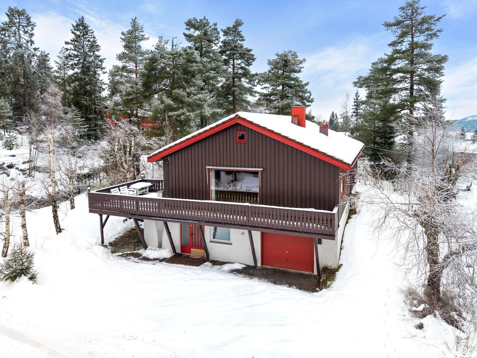 Parkering på egen gårdsplass og i integrert garasje. Galleribilde