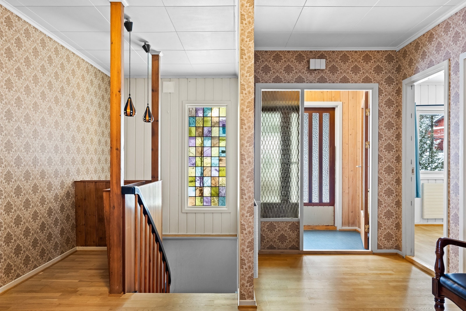 Boligens trapperom i hovedetasjen har eget inngangsparti fra hagen Galleribilde