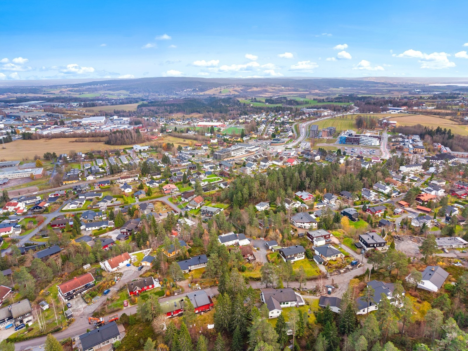 Fra eiendommen er det kort vei til butikker, skoler og barnehager. Boligen ligger på et populært område sentralt på Skedsmokorset. Gangavstand til det meste du trenger. Galleribilde