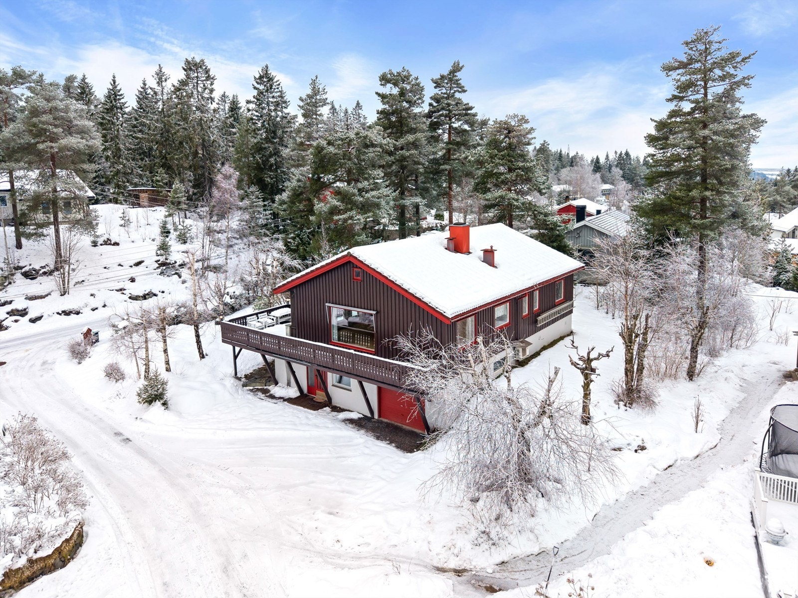 Frittliggende enebolig fra 1969 over to plan med en romslig hage for hele familien. Galleribilde