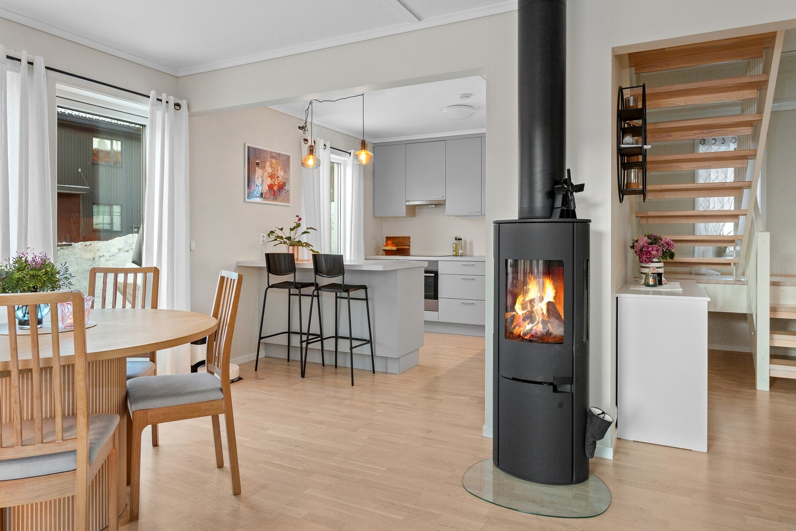 Det er en delvis åpen stue/kjøkken løsning. Galleribilde