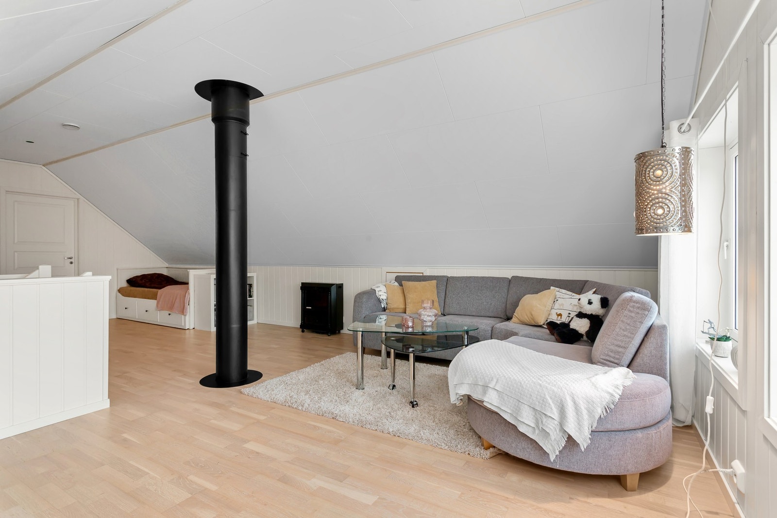 Loftstuen er originalt tegnet inn med 2 større soverom. Galleribilde